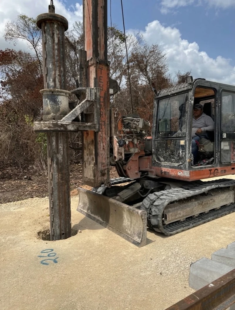Tren Maya · detalle del cabezal, mástil y cabina de la perforadora compacta para catenarias