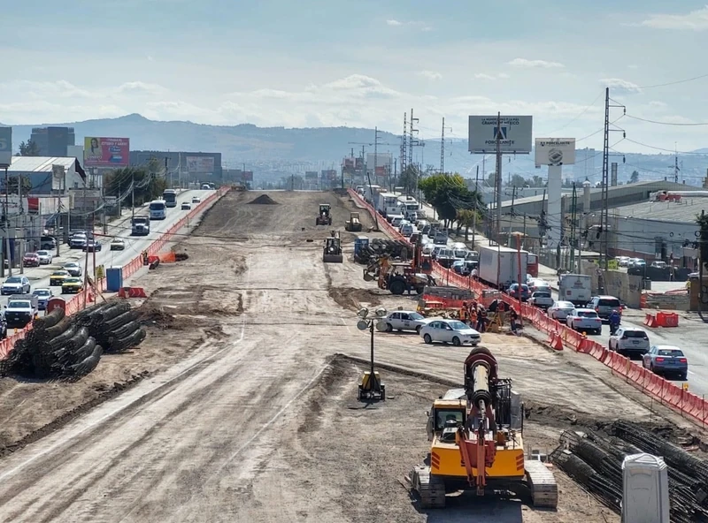 Paseo 5 de Febrero · vista panorámica del distribuidor vial y los trabajos de cimentación