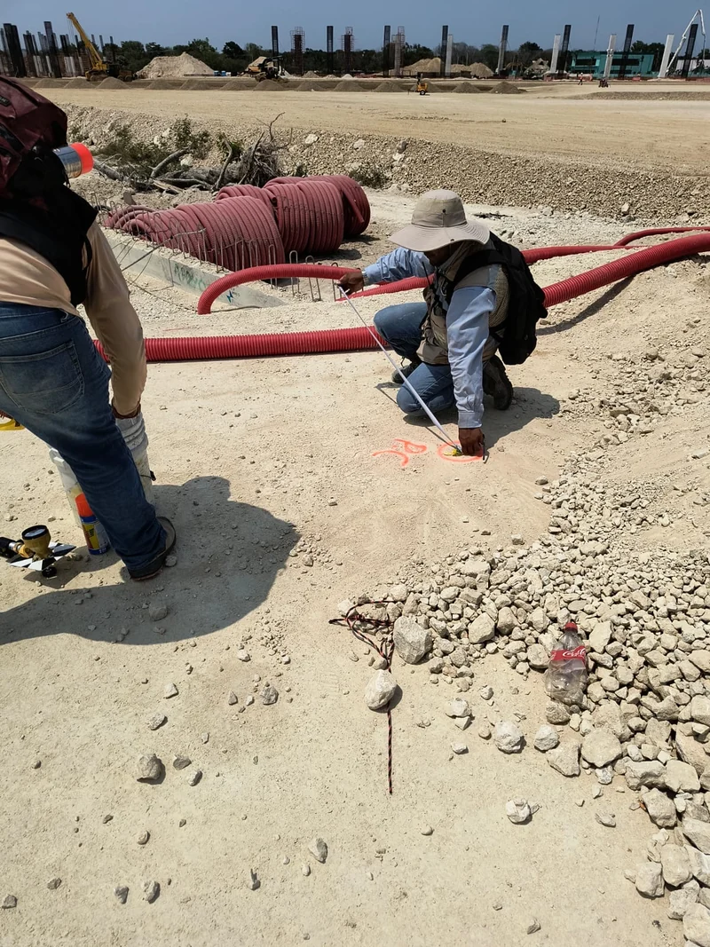 Trazo y nivelación para cimentaciones de catenaria · Tren Maya