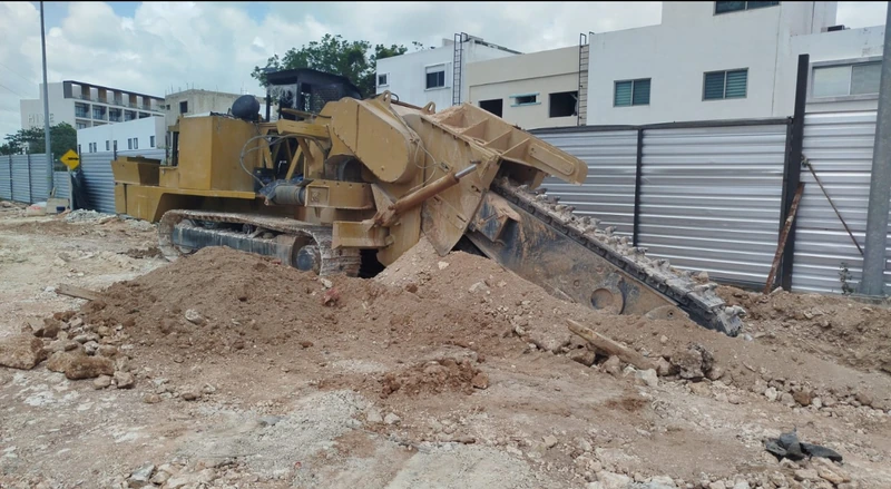 Zanjadora de espada trabajando en las redes pluvial y de drenaje de Chedraui Huayacán